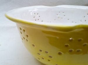 Colador de cerámica. Realizado por colada en molde de yeso.Esmaltes
